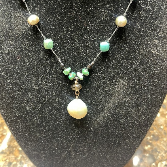 🌺PREOWNED GREEN TURQUOISE & PEARL COLORED STONED NECKLACE & EARRING SET🌺 - Picture 3 of 4